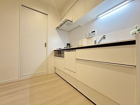 「壁付けキッチン仕様」リビングのスペースを広く取れる壁付けキッチン。家事の動線を考え、動きやすく、使いやすい空間造りができます。