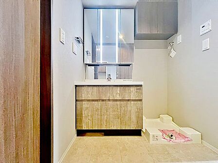 「洗面台」大きな鏡で朝の準備もばっちり。収納も多く、洗剤など日用品の保管にも便利です。