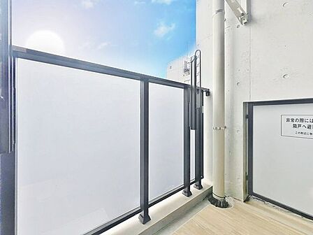 「バルコニー」大きな空に囲まれた気持ちのいい住まい。バルコニーを覗くだけで圧倒的な開放感に包まれます。