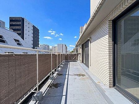 「バルコニー」大きな空に囲まれた気持ちのいい住まい。バルコニーを覗くだけで圧倒的な開放感に包まれます。