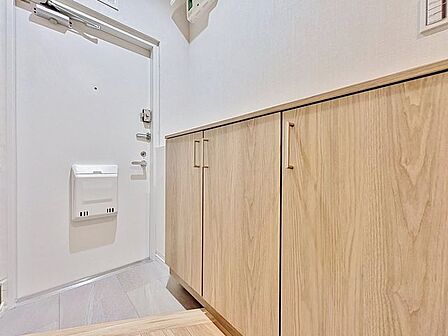 「玄関」家の中でお客様を迎える最初の場所である玄関。豊富な玄関収納で、常に綺麗に保つことが出来ます。