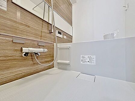 「リフォーム済・バスルーム」ユニットバスを新しく入れ替えしております。追い焚き給湯機はもちろん、雨の日のお洗濯物干しに活躍する浴室乾燥機を設置しています。