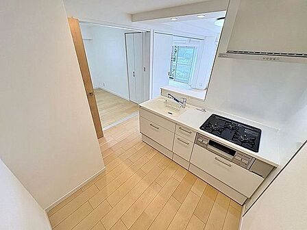「美しく・使いやすい」使い勝手の良いキッチン空間。優しい温もりを醸し出すカウンターキッチンは料理の為の配慮を散りばめられた仕様です。家事をしながらお子様の様子を見守れる安心感もあります。