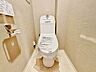 トイレ：「温水洗浄便座付きトイレ」トイレは快適な温水洗浄便座付です。清潔感のあるホワイトで統一しました。いつも清潔な空間であって頂けるよう配慮された造りです。