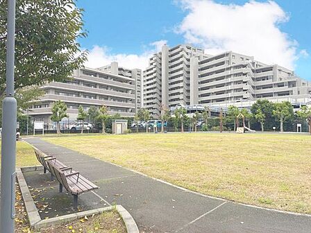 「ライオンズガーデン船橋夏見台A棟」14階部分の最上階角部屋・専有面積110平米以上のゆとりの間取り。季節感を演出する多彩な樹木と豊かな彩りが重なり、心地よい場所となることでしょう。