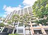 外観：「南西向き・7階住戸です。」窓から心地の良い陽光が差し込むリビング。明るく穏やかな空間には自然と家族みんなが集まってきます。