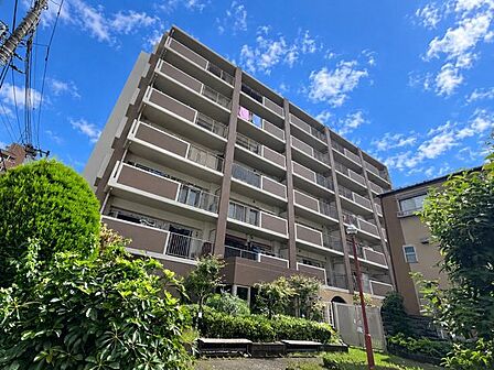 「サンクレイドル白鳥」7階建ての6階部分!開放感ある眺望のお部屋。心地良く暮らしを彩る充実のライフスタイルを。歩いていける距離に、教育施設やお買い物施設が揃う街並み。