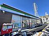 周辺：徒歩2分。ファミリーマート白鳥四丁目店 160m
