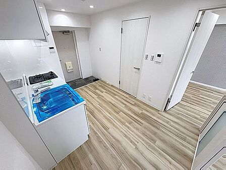 「気持ちよく料理」明るい自然光が入る、作業スペースを多くとったキッチン。調理がしやすく余裕の広さ。食器類もすっきりと片付く収納力です。家事をしながら会話も弾みます。
