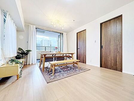 「インテリア映えする内装。」お部屋全体が優しく柔らかな色合いとなっていて、お家時間を穏やかに過ごせる空間が広がっています。