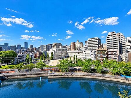 「ホッと一息出来る眺望」在宅ワークや家事の合間にバルコニーからの眺望は癒しの空間となります。