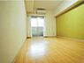 洋室：現在の入居者が入居前の室内写真です。