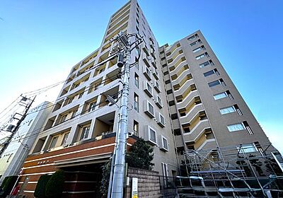 外観:白を基調とした外壁タイル貼りマンション。 外観:白を基調とした外壁タイル貼りマンション。