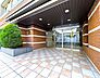 エントランス：2003年10月築。新耐震基準のマンションです。