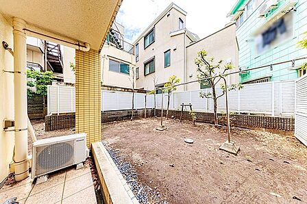 テラスと専用庭が広がる、戸建感覚も感じられる住まいです。