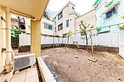 テラスと専用庭が広がる、戸建感覚も感じられる住まいです。
