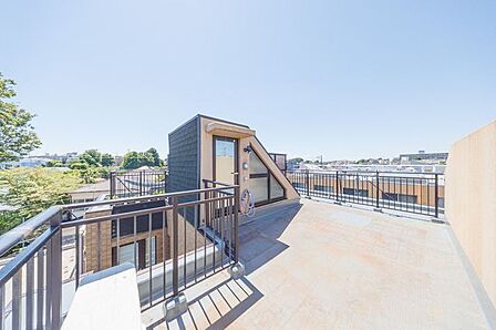 20.29m2のルーフバルコニー（無償）を備えた住まい。空を身近に感じられる開放的な空間です。