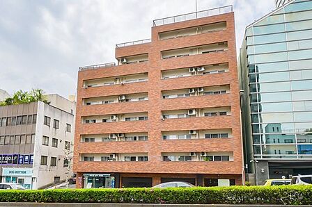 レンガ調の高級感があるマンション。