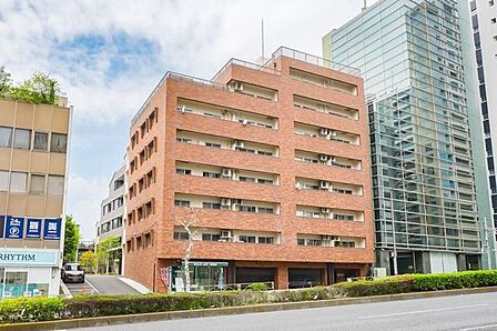 都営浅草線「高輪台」駅まで徒歩3分、山手線「五反田駅」まで徒歩7分と、各方面へのアクセス良好です。