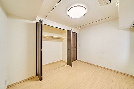 洋室には奥行のあるクローゼットがあります。