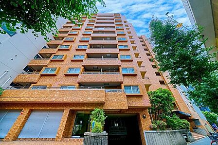 総戸数104戸×ライオンズマンションらしい重厚感ある外観。