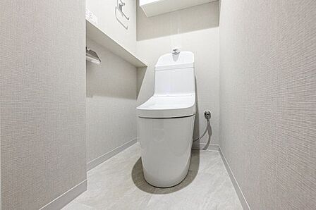 トイレの上部には収納付き。トイレットペーパー等、買い置きもしやすそうです。