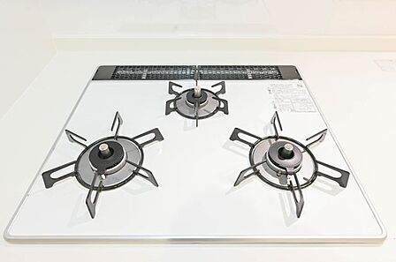 忙しいときでも一度にたくさんの料理が作れる3口コンロ。