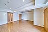 その他：清潔感のある明るいフローリングがお部屋に馴染み、心地よい空間を演出します。