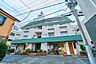 外観：昭和レトロな商店街と、洗練された個人店が心地よく共存するまち西小山に佇むレジデンス。