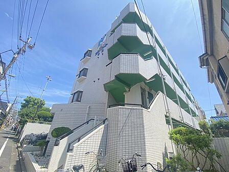 白を基調とした外壁タイル貼りマンション。