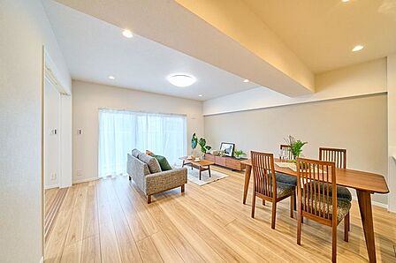 広々としたLDKがお部屋の中心。ご家族そろった楽しい時間が過ごせそうですね。※室内の家具・小物等は販売価格に含みません。