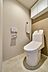 トイレ：トイレは温水洗浄便座付き。上部には収納付き。トイレットペーパー等、買い置きもしやすそうです。