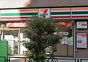 セブンイレブン 新宿西早稲田3丁目店（127m）