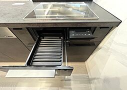 高機能グリルには、冷凍保存した食材を、解凍の手間なくおいしく焼き上げる機能がございます。丸魚や食パンも、凍ったままの調理が可能に！