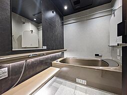 お掃除浴槽は、使用後の排水から洗浄、お湯張までボタン一つで完結。床ワイパー洗浄は、お風呂上りにサッと汚れを流したいとき、ボタンを押すだけで「きれい除菌水」で除菌仕上げ。