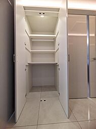 廊下収納です。可動棚のため、お好みの高さに変えて使用することができます。掃除用具にも使えそうです。