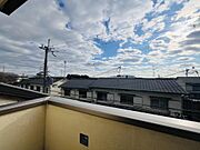 ３階にあるバルコニー。２階にもバルコニーがございます。