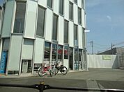 ローソン 京王布田駅前店 417m