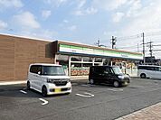 ファミリーマート八幡香月西店 699m