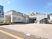 小牧市中央図書館【市街地の中心に位置し、周辺には公共施設や商業施設が集まる利便性の高い環境。多くの蔵書を備え、学習や調べ物、読書など幅広く利用できる地域の知の拠点です。】 1270m