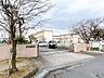 周辺：一色小学校【小牧市立の公立小学校として地域に根ざし活気ある学校。周辺に保育園があり子育て世帯に安心の住環境。HPブログも日々更新しており行事や学校の様子が分かりやすい点も魅力です】 700m