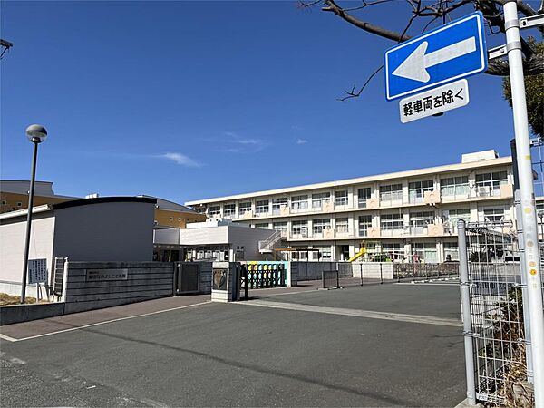 画像22:磐田市立磐田西小学校（697m）