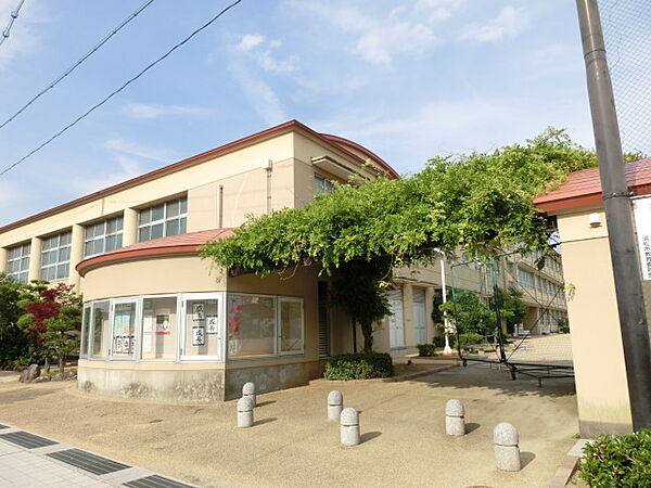 画像3:浜松市立東小学校（227m）