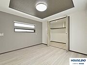 クローゼットもあり居室を広く使えます。採光窓があり、明るく清潔感あふれるプライベート空間です。