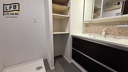 洗面脱衣室は、CF張替をしました!三面鏡の洗面台で、歯ブラシなどを隠して収納できます♪身支度もしやすいです♪