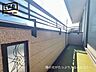 バルコニー：南向きのバルコニーです♪お布団を干すのも良いですね！アクセントとなるガラスがオシャレです♪
