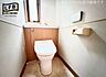 トイレ：すっきりとした見た目のトイレです♪上部には手洗いも付いています！