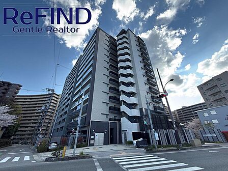 2017年築・総戸数60戸のマンション。ハンズフリーで施錠・解錠が可能なタッチキー玄関を採用しています。