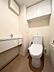 トイレ：手洗いカウンターが一体型となったトイレで、収納も手すりもございます。