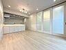 リビング/ダイニング：光を通すガラス建具を採用し、明るく開放的な空間に。